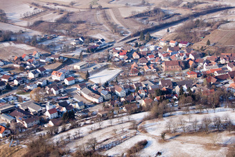 Vue aérienne de En hiver, quand il neige à le quartier Neuenbürg in Kraichtal dans le département Bade-Wurtemberg, Allemagne