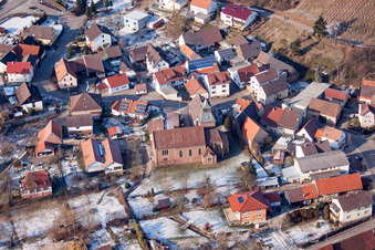 Vue aérienne de Bâtiments d'église enneigés en hiver dans le centre du village à le quartier Neuenbürg in Kraichtal dans le département Bade-Wurtemberg, Allemagne