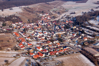 Vue aérienne de Bâtiments d'église enneigés en hiver dans le district de Neuchâtel à le quartier Neuenbürg in Kraichtal dans le département Bade-Wurtemberg, Allemagne