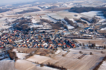 Vue aérienne de De l'ouest à le quartier Neuenbürg in Kraichtal dans le département Bade-Wurtemberg, Allemagne