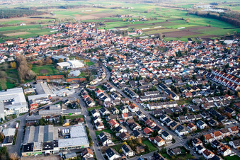 Vue aérienne de Les salles Fritz Mannertz vues de l'ouest à Reilingen dans le département Bade-Wurtemberg, Allemagne
