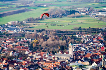 Vue aérienne de Église de la ville vue du sud à Hockenheim dans le département Bade-Wurtemberg, Allemagne