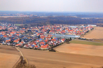 Vue aérienne de Vue du village depuis le sud à Kuhardt dans le département Rhénanie-Palatinat, Allemagne