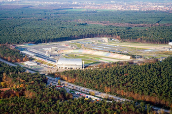 Vue aérienne de Les courbes sinueuses enneigées du circuit de course du Motodrom Hockenheimring à Hockenheim dans le département Bade-Wurtemberg, Allemagne