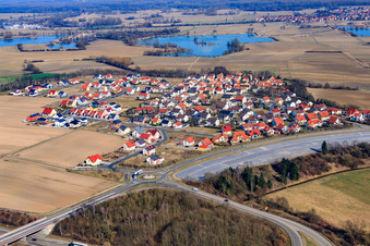 Vue aérienne de Vue du village depuis l'ouest à le quartier Hardtwald in Neupotz dans le département Rhénanie-Palatinat, Allemagne