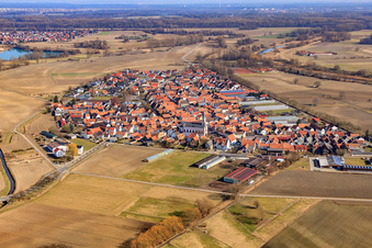 Vue aérienne de Village de pêcheurs vu de l'ouest à Neupotz dans le département Rhénanie-Palatinat, Allemagne