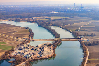 Vue aérienne de Barrage de polder à travers le lac de carrière à Neupotz dans le département Rhénanie-Palatinat, Allemagne