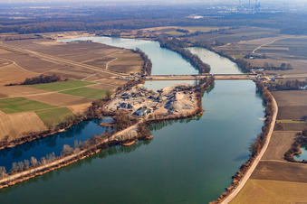 Vue aérienne de Barrage de polder à travers le lac de carrière à Neupotz dans le département Rhénanie-Palatinat, Allemagne