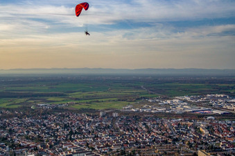 Vue aérienne de Ville vue de l'est à Hockenheim dans le département Bade-Wurtemberg, Allemagne