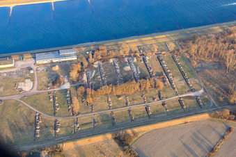 Vue aérienne de Zones de stockage pour camions Daimler au bord du Rhin à le quartier Maximiliansau in Wörth am Rhein dans le département Rhénanie-Palatinat, Allemagne