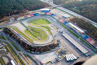 Vue aérienne de Les courbes sinueuses enneigées du circuit de course du Motodrom Hockenheimring à Hockenheim dans le département Bade-Wurtemberg, Allemagne