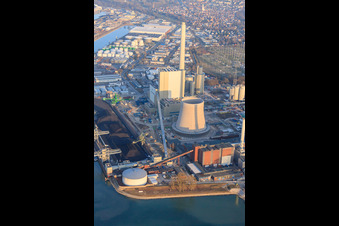 Nouveau bâtiment à la centrale à vapeur du port du Rhin de l'ENBW à le quartier Daxlanden in Karlsruhe dans le département Bade-Wurtemberg, Allemagne vue du ciel