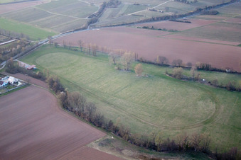 Vue aérienne de Piste à le quartier Billigheim in Billigheim-Ingenheim dans le département Rhénanie-Palatinat, Allemagne