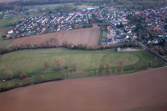 Vue aérienne de Piste à le quartier Billigheim in Billigheim-Ingenheim dans le département Rhénanie-Palatinat, Allemagne