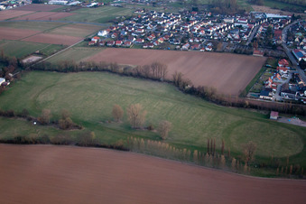 Vue oblique de Piste à le quartier Billigheim in Billigheim-Ingenheim dans le département Rhénanie-Palatinat, Allemagne