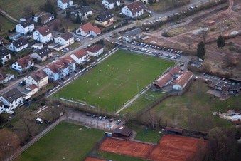Terrains de sport à le quartier Ingenheim in Billigheim-Ingenheim dans le département Rhénanie-Palatinat, Allemagne d'en haut