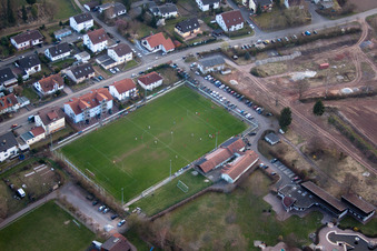 Terrains de sport à le quartier Ingenheim in Billigheim-Ingenheim dans le département Rhénanie-Palatinat, Allemagne vue d'en haut