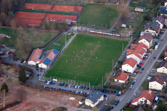 Terrains de sport à le quartier Ingenheim in Billigheim-Ingenheim dans le département Rhénanie-Palatinat, Allemagne vue du ciel