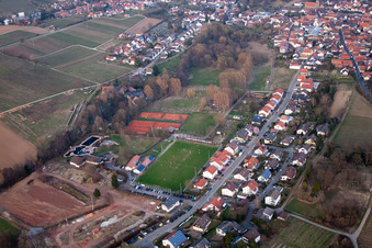 Image drone de Terrains de sport à le quartier Ingenheim in Billigheim-Ingenheim dans le département Rhénanie-Palatinat, Allemagne