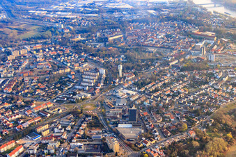 Vue aérienne de Vue de la ville avec le château d'eau depuis le sud-ouest à Germersheim dans le département Rhénanie-Palatinat, Allemagne