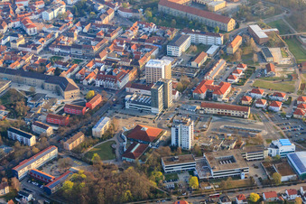 Vue aérienne de Tournuser Platz avec Sparkasse Südpfalz, Goethe-Gymnasium Germersheim et Stadthalle à Germersheim dans le département Rhénanie-Palatinat, Allemagne