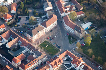 Vue aérienne de Ensemble de places Luitpoldplatz avec l'administration du district Germersheim, le district Germersheim, WIFÖ dans le centre-ville à Germersheim dans le département Rhénanie-Palatinat, Allemagne