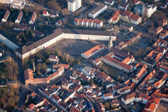 Vue aérienne de (ancienne) caserne militaire de la Bundeswehr Stengelkaserne derrière le Fronte Beckers à Germersheim dans le département Rhénanie-Palatinat, Allemagne