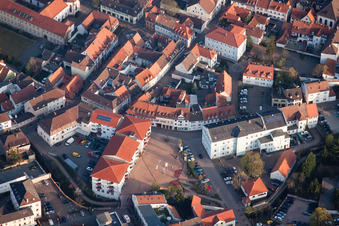 Vue aérienne de Ensemble carré Nardiniplatz dans le centre-ville à Germersheim dans le département Rhénanie-Palatinat, Allemagne
