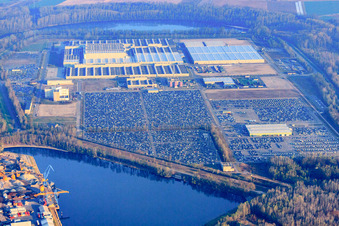 Vue aérienne de Insel Grün, Daimler GLC Mercedes-Benz Global Logistics Center et MOSOLF Logistics & Services GmbH à Germersheim dans le département Rhénanie-Palatinat, Allemagne