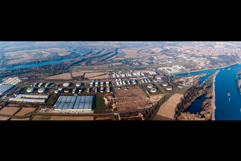 Vue aérienne de Panorama du parc de stockage de pétrole minéral Tanquid à haute altitude à l'aéroport à Speyer dans le département Rhénanie-Palatinat, Allemagne