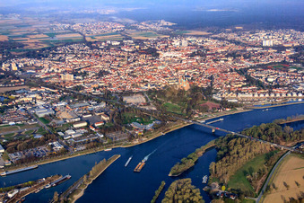 Vue aérienne de Vue de la ville avec le pont B39 Salier sur le Rhin depuis le sud-est à Speyer dans le département Rhénanie-Palatinat, Allemagne