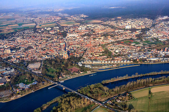 Vue aérienne de Vue de la ville avec le pont B39 Salier sur le Rhin depuis le sud-est à Speyer dans le département Rhénanie-Palatinat, Allemagne