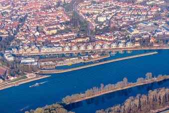 Vue oblique de Ensemble résidentiel sur les rives de l'ancien bassin portuaire sur la Rhein Hafenstraße en face de Sea-Live à Speyer dans le département Rhénanie-Palatinat, Allemagne
