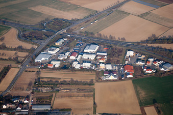 Vue aérienne de Zone industrielle de Werkstr à le quartier Berghausen in Römerberg dans le département Rhénanie-Palatinat, Allemagne