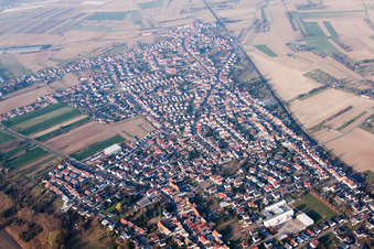 Quartier Heiligenstein in Römerberg dans le département Rhénanie-Palatinat, Allemagne du point de vue du drone
