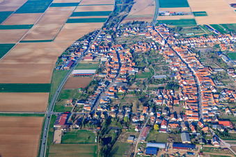 Vue oblique de Longue rue à Ottersheim bei Landau dans le département Rhénanie-Palatinat, Allemagne