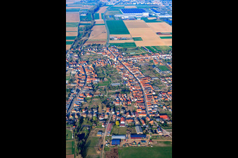 Longue rue à Ottersheim bei Landau dans le département Rhénanie-Palatinat, Allemagne d'en haut