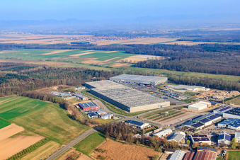 Vue aérienne de Zufall Logsistcs dans le parc industriel de Horst à le quartier Minderslachen in Kandel dans le département Rhénanie-Palatinat, Allemagne