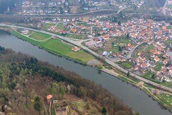 Vue aérienne de Minneburg au-dessus du Neckar à le quartier Neckarkatzenbach in Neunkirchen dans le département Bade-Wurtemberg, Allemagne