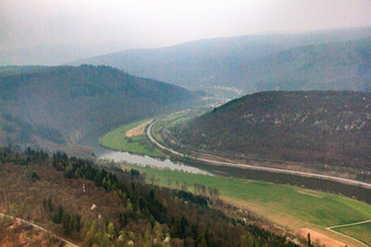 Vue aérienne de B37 Neckaruferstr dans le brouillard à Neckargerach dans le département Bade-Wurtemberg, Allemagne