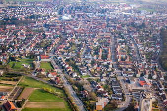 Vue aérienne de Heidelberger Straße depuis le nord à Wiesloch dans le département Bade-Wurtemberg, Allemagne