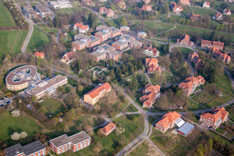 Terrain de la clinique du Centre psychiatrique de Bade-du-Nord à le quartier Altwiesloch in Wiesloch dans le département Bade-Wurtemberg, Allemagne depuis l'avion
