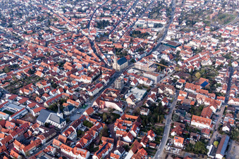 Vue oblique de Vue des rues et des maisons dans les quartiers résidentiels à Walldorf dans le département Bade-Wurtemberg, Allemagne