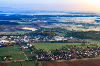 Vue aérienne de Zone industrielle de Horst dans la brume matinale du sud à le quartier Minderslachen in Kandel dans le département Rhénanie-Palatinat, Allemagne