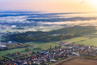 Vue aérienne de Erlenbachtal dans la brume matinale à le quartier Minderslachen in Kandel dans le département Rhénanie-Palatinat, Allemagne
