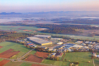 Vue aérienne de Zufall Logistics dans le parc industriel de Horst à le quartier Minderslachen in Kandel dans le département Rhénanie-Palatinat, Allemagne