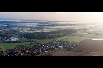 Vue oblique de Vue sur le village à le quartier Minderslachen in Kandel dans le département Rhénanie-Palatinat, Allemagne