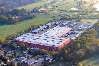 Vue aérienne de Zone industrielle Essingen avec centre logistique HORNBACH Essingen I à le quartier Dreihof in Essingen dans le département Rhénanie-Palatinat, Allemagne
