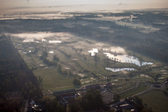 Vue aérienne de Terrain du terrain de golf Landgut Dreihof dans la brume matinale à le quartier Dreihof in Essingen dans le département Rhénanie-Palatinat, Allemagne