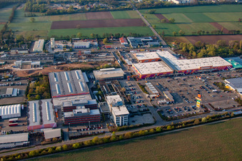 Zone industrielle de Bruchwiesenstraße avec quincaillerie Hornbach à le quartier Dreihof in Bornheim dans le département Rhénanie-Palatinat, Allemagne d'en haut